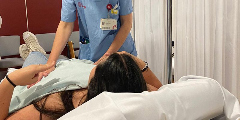 El Hospital Universitario del Vinalopó enseña a las mujeres a realizar autoexploraciones mamarias en la jornada “la salud está en tus manos”